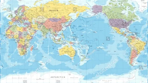 “武汉小学生寒冬校园内与喀麦隆前国脚较量足球技艺，激情对决！”